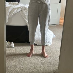 Classic fit, Drawstring cropped sweatpants.